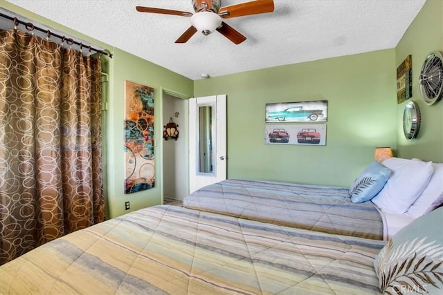 bedroom featuring ceiling fan and a textured ceiling