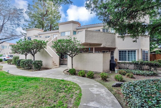 view of front of house with a front yard