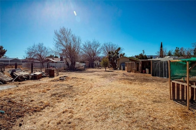 view of yard with an outbuilding