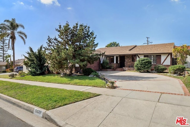 view of front of property featuring a front yard