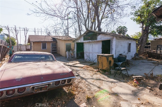 view of front of home featuring an outdoor structure