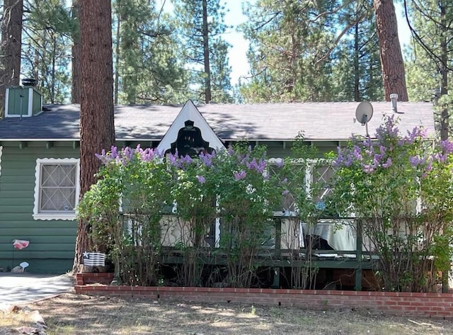 view of front of home featuring a wooden deck