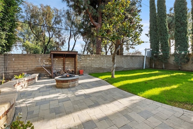 view of patio featuring a fire pit