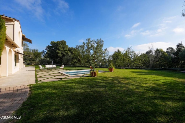 view of yard featuring an outdoor living space and a patio