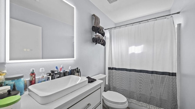 bathroom with a shower with curtain, vanity, and toilet