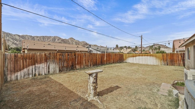 view of yard featuring a mountain view