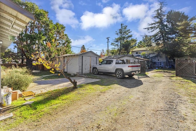 view of yard featuring a shed