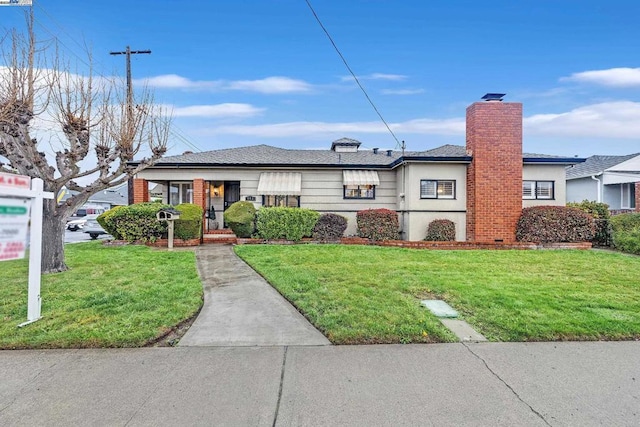 view of front of house featuring a front lawn