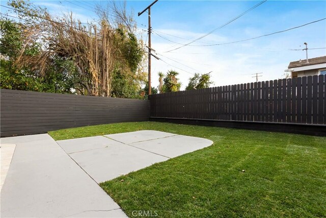 view of yard with a patio