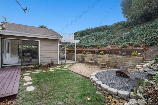 view of yard featuring a patio area