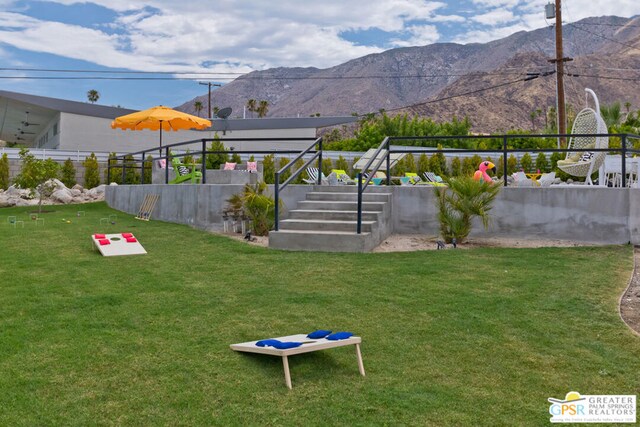 view of yard featuring a mountain view