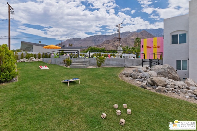 view of yard with a mountain view