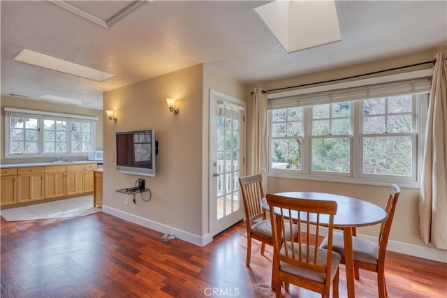 dining room featuring sink, a wealth of natural light, and light hardwood / wood-style floors