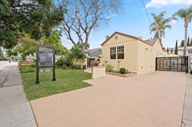 view of front of house with a front yard