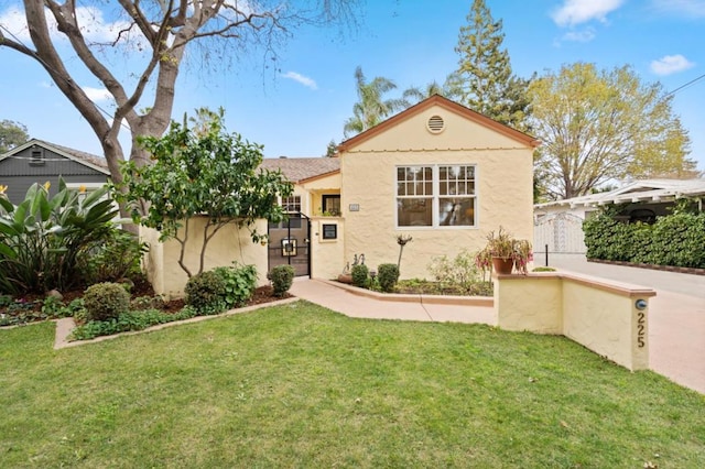 view of front facade with a front yard