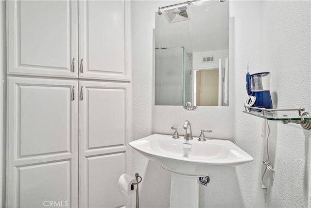 bathroom featuring sink