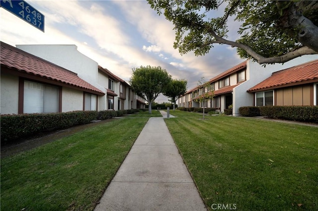 view of property's community featuring a lawn