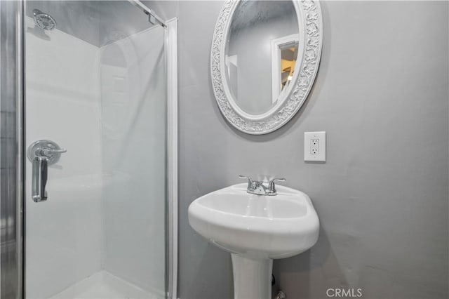 bathroom featuring sink and a shower