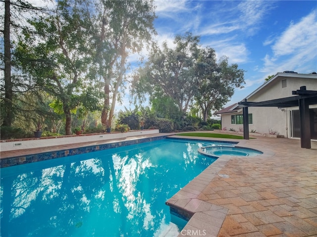 view of swimming pool featuring an in ground hot tub, a pergola, and a patio area