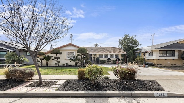 view of front of property featuring a front yard