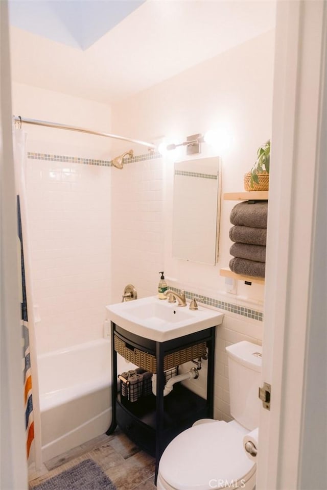 full bathroom featuring tile walls, sink, shower / bath combo, and toilet