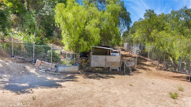 view of yard featuring an outdoor structure