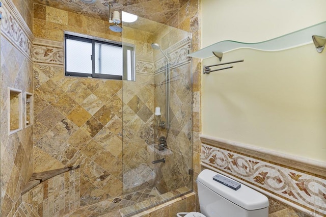 bathroom featuring tiled shower and toilet