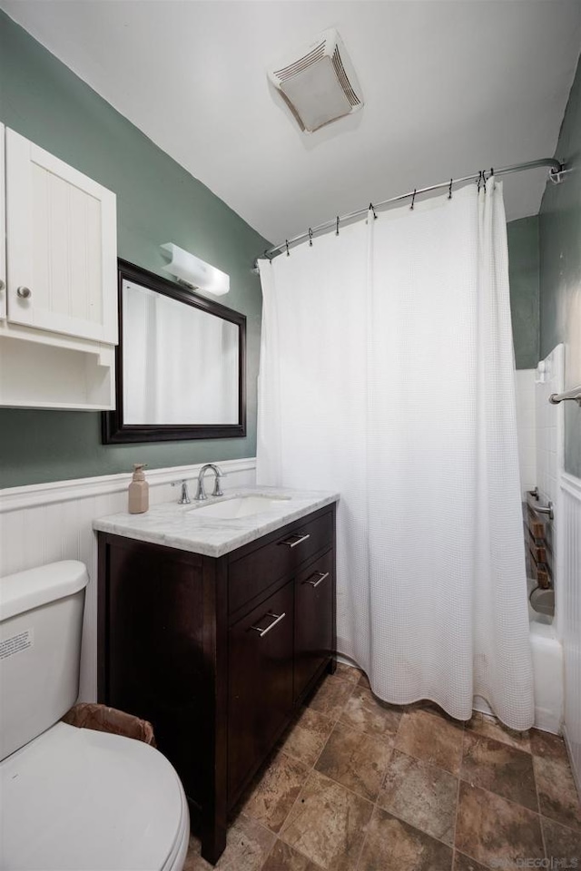 full bathroom featuring vanity, toilet, and shower / bath combo