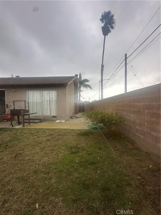 view of yard featuring a patio area