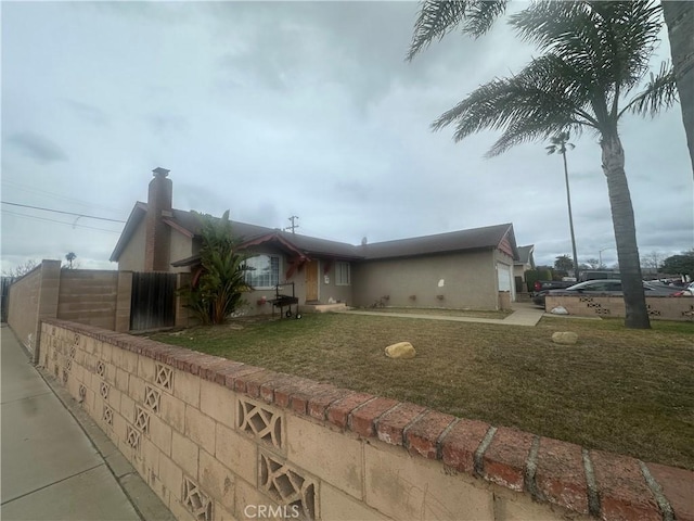 view of front of property with a front lawn