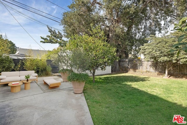 view of yard featuring outdoor lounge area and a patio area