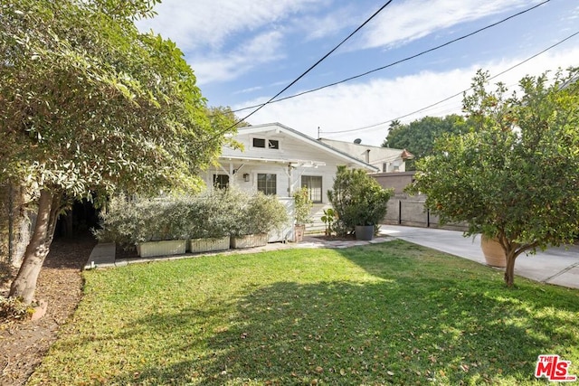 view of front of home featuring a front lawn