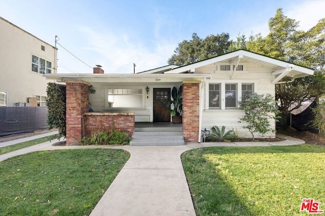 view of front facade featuring a front yard