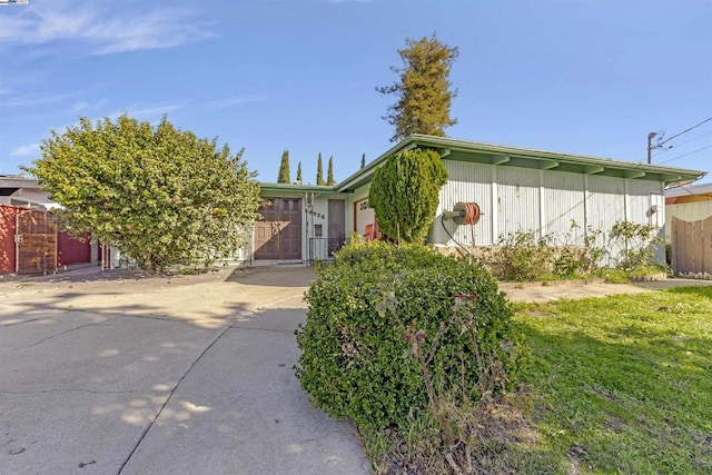 view of front of property featuring a front lawn