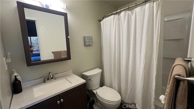 full bathroom with a shower with shower curtain, vanity, and toilet