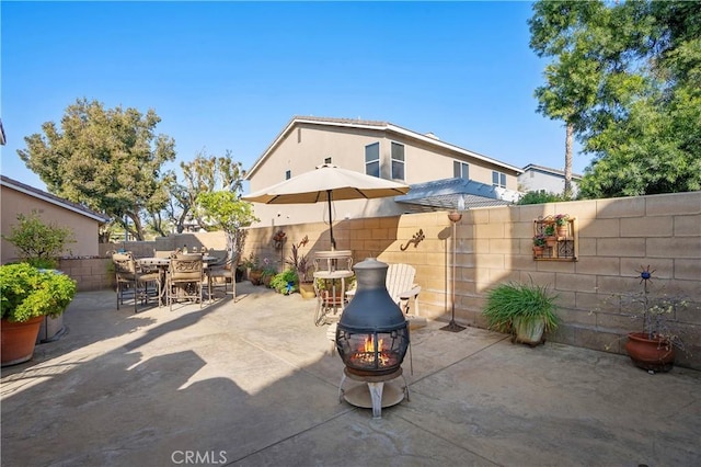 view of patio with an outdoor fire pit