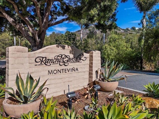 view of community / neighborhood sign