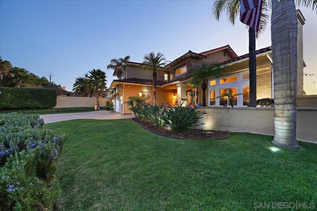 view of front of house featuring a yard and a garage