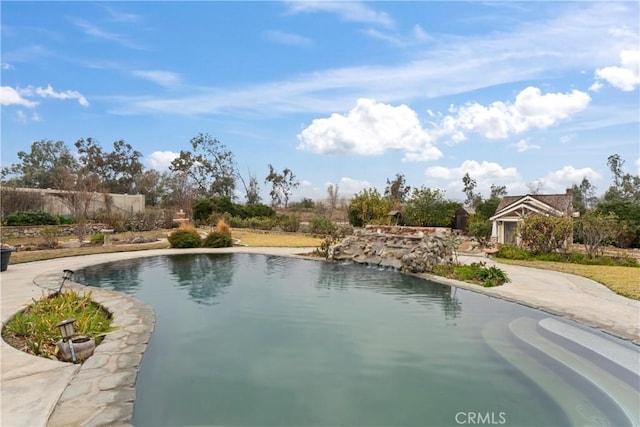 view of swimming pool