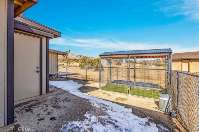 view of yard with an outbuilding