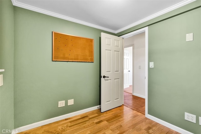 unfurnished room with ornamental molding and light hardwood / wood-style floors