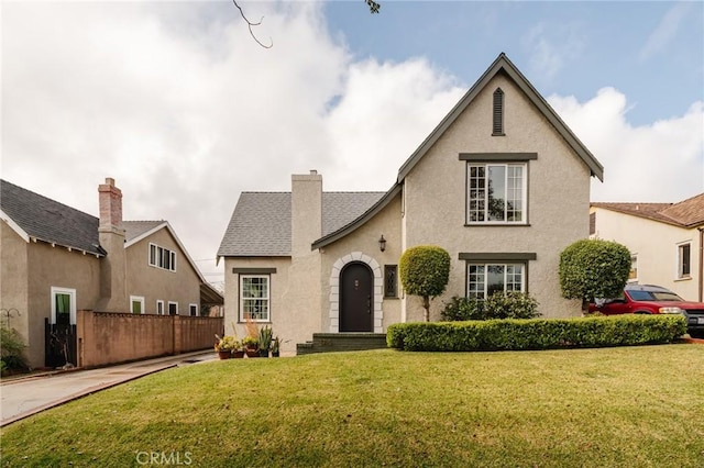 view of front of home featuring a front lawn