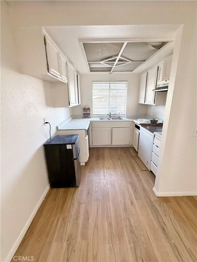 25925 Baylor Way, Hemet, CA 92544 - kitchen featuring baseboards, a sink, light wood-type flooring, white cabinetry, and range