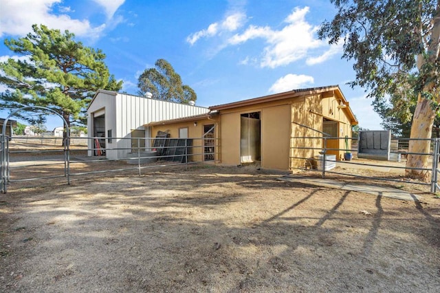 back of house featuring an outdoor structure