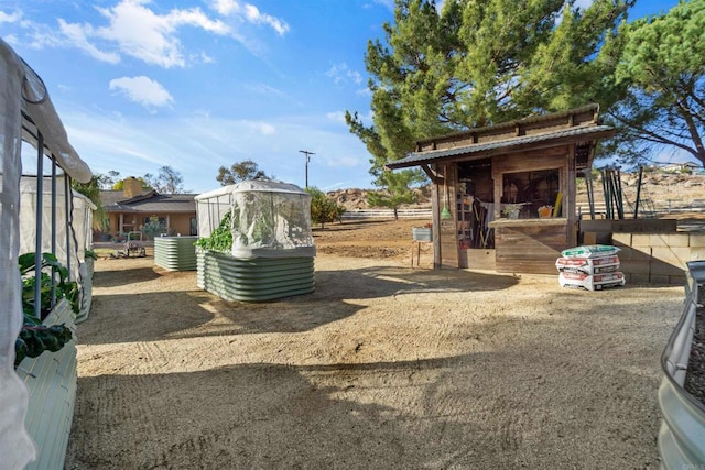 view of yard featuring an outdoor structure