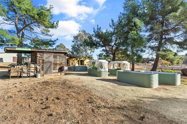 view of yard with an outbuilding