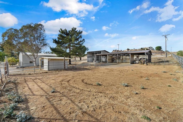 view of yard with an outbuilding