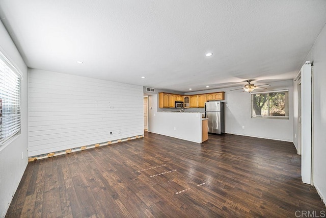 unfurnished living room featuring dark wood-style floors, recessed lighting, visible vents, and ceiling fan