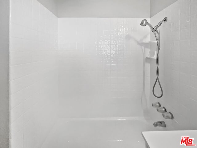 bathroom featuring tiled shower / bath combo