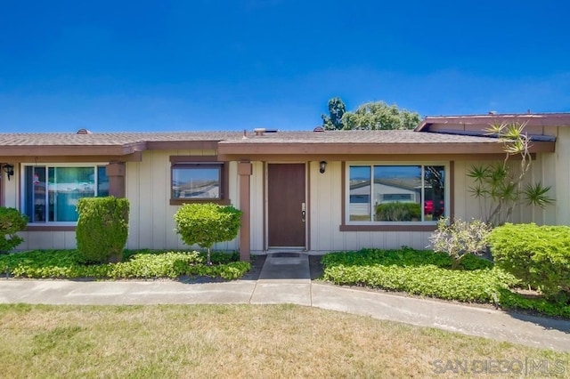 view of front of property featuring a front yard